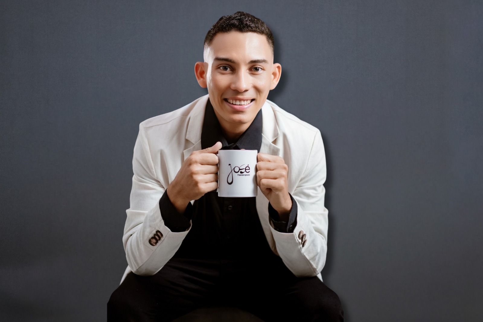 Consultório de fisioterapia moderno com equipamentos de reabilitação